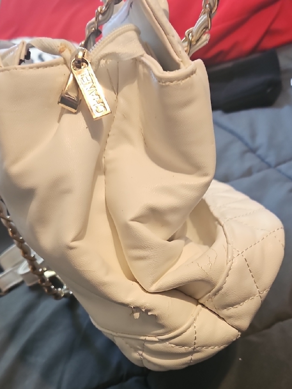 CHANEL White Quilted Leather Shoulder Bag with Gold Chain - READ - Picture 7 of 9